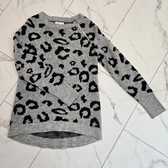 Abercrombie & Fitch Sweaters - Abercrombie & Fitch Gray and Black Leopard Print Crew Neck Sweater Size XS